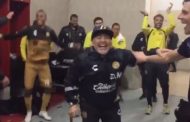 MARADONA NO DEJA DE FESTEJAR A PESAR DE SU ARTROSIS.