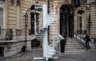 SE SUBASTÓ UN TRAMO DE ESCALERA REMOVIDA DE LA TORRE EIFFEL.
