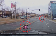 Una niña de dos cae del auto de su madre mientras estaba en marcha.