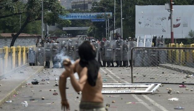 Los disturbios continúan en la frontera entre Venezuela y Colombia.