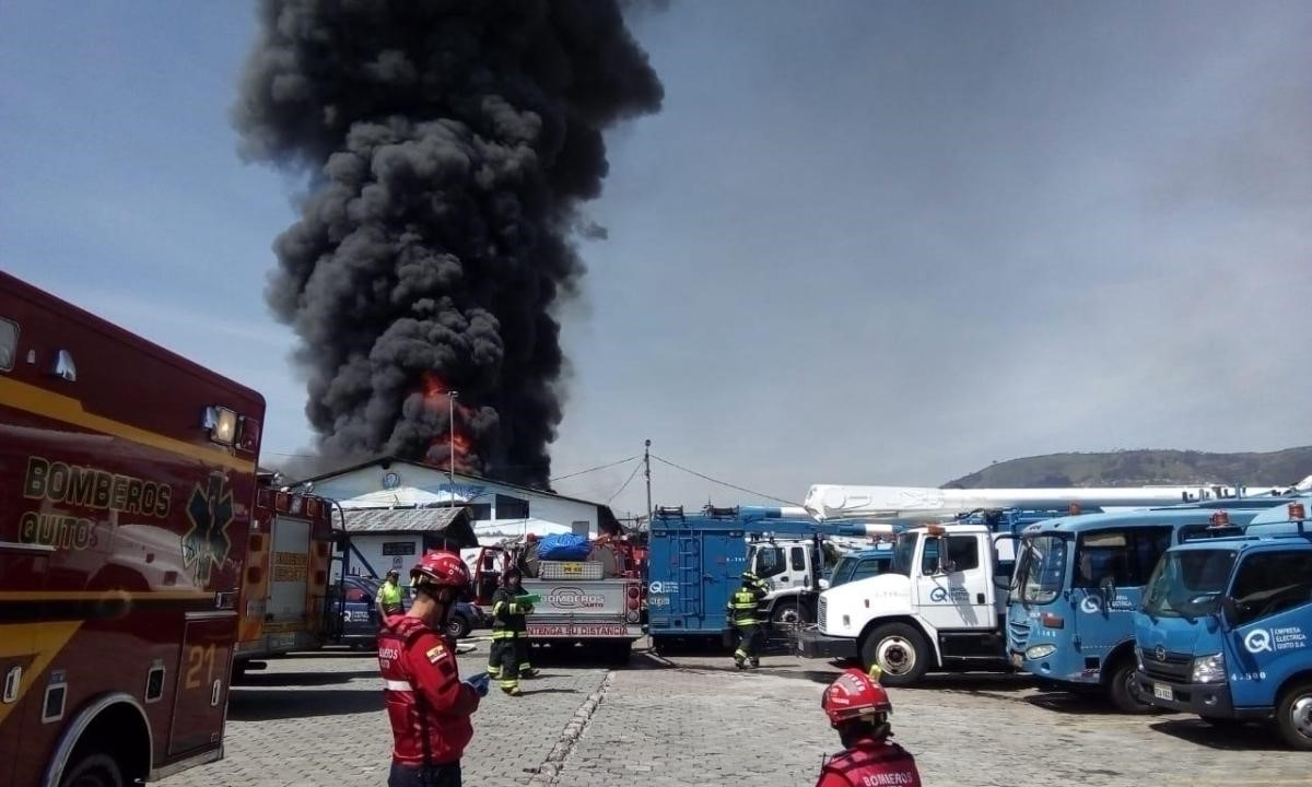 Incendio en bodegas de la Empresa Eléctrica Quito, se divisa en toda la ciudad.
