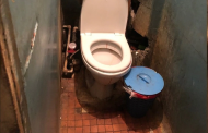 Mujer da a luz en medio de una fiesta y tira a su bebé a la basura.