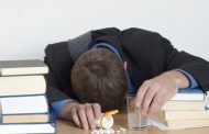 Joven drogo a sus compañeros de trabajo para eliminar el estrés laboral.