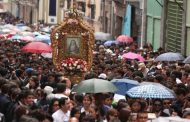 Fieles católicos asistieron a la procesión de la Virgen de la Dolorosa