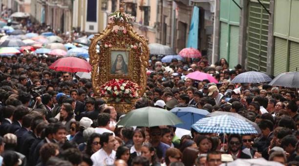 Fieles católicos asistieron a la procesión de la Virgen de la Dolorosa