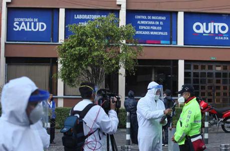 Fiscalía allana oficinas de la Secretaría de Salud del Municipio de Quito para investigar presunto sobreprecio en la compra de pruebas de covid-19