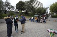 Afuera de hospitales en Quito esperan por información sobre pacientes; camas en UCI siguen al límite
