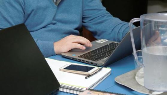 ¿El teletrabajo es una carga sin horario en casa?; Ministerio regula la desconexión del empleado en Ecuador