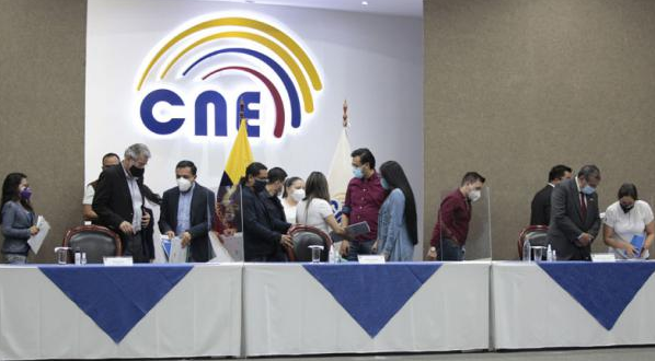 Al balotaje en medio de investigaciones